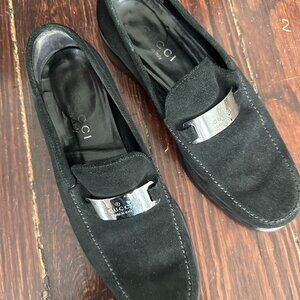 Gucci Logo Plaque Loafers in Black Suede